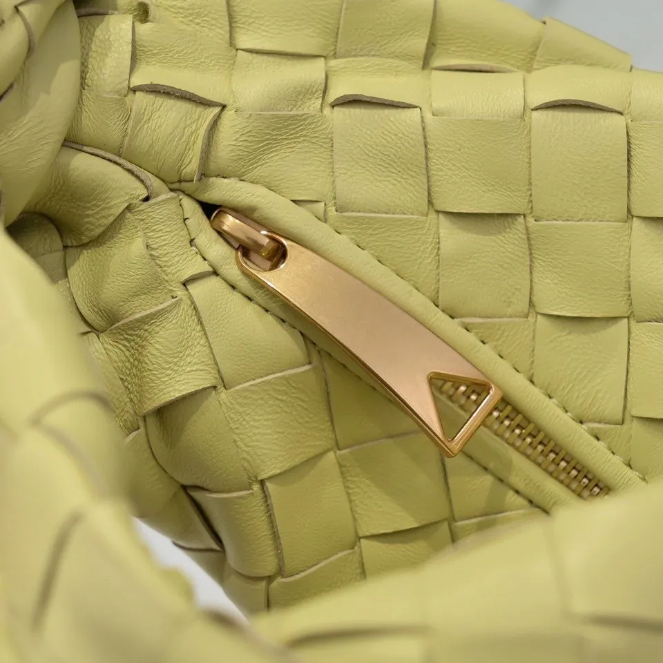Batch 1120 BV Bottega Veneta's new early spring women's MINI JODIE handbag BV bag 🔥The new method is based on the original rounded corners, knotted with classic woven leather round hobo bag, The most iconic triangular pull-out design, using sheepskin draped soft shape, is super suitable for concave shapes~ Jodie feels really gentle to people, and is definitely the best item for daily matching. It has the same weave, new elements and twists, is compact and versatile, and is the new favorite of street style Internet celebrities! Dimensions: 23x28x8 Model: 6699-1